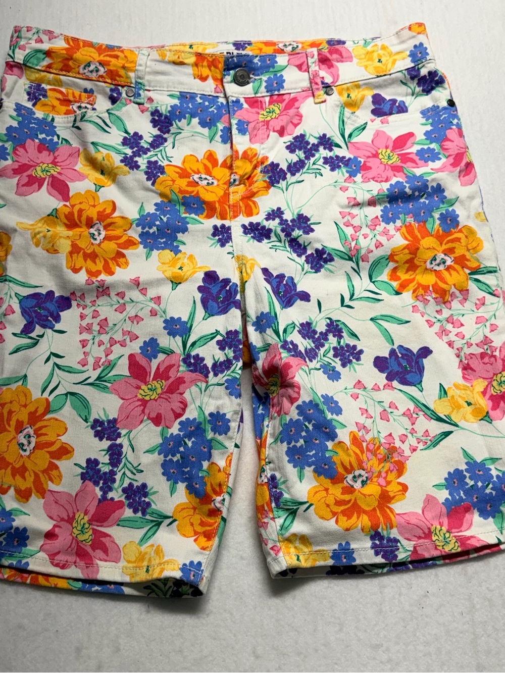 Code Bleu Chelsea Floral Print Women's Bermuda  in White with Multicolor Blooms
